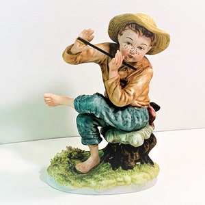 Figurine vintage Lefton Bisque Tom Sawyer jouant de la flûte KW 845, vers 1975. Excellent état.  5,75&quot; de haut. 4&quot; de large. Livraison gratuite aux États-Unis.