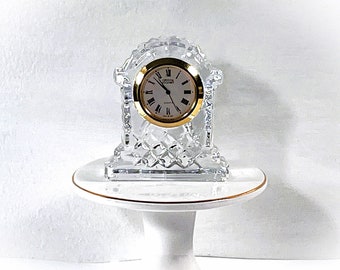 Mini-horloge Crystal Legends by Godinger© en cristal au plomb fin, quartz du Japon, cristal de Taïwan. État neuf. 3" de haut. 2,5" de large. Livraison gratuite aux États-Unis.