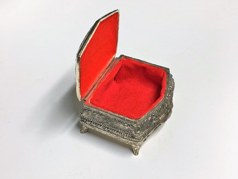 Filigree Top Free US Shipping. Red Velvet Raised Patterns 2 L Antique Silver Clad Small Treasure Box 4 Feet 2.75 W Japan 1950/'s