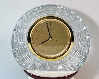 Pendule de cheminée Seiko en cristal fin, Japon. Cristal au plomb 24 % taillé à la main, entretenu et fonctionne parfaitement, 6 po. L. 5,25 po. T. Livraison gratuite aux États-Unis.