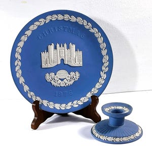 Wedgwood® Jasperware England &quot;Hampton Court&#39; 1976 Christmas Plate, Bonus Candle Holder D77. Wood Stand. 8&quot; Diam. VG Grade, Free US Shipping