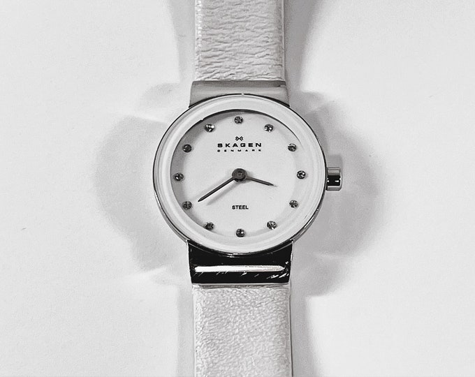 Vintage Skagen Steel® White Leather Band Mini Women Watch. WR 3ATM, 22mm Case. 13mm Lugs, Serviced & Works, Good Condition. Free US Shipping