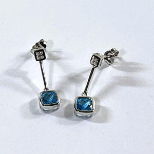 14K Weißgold Schweizer Blautopas und kleine Diamanten Ohrringe. 6 mm Edelsteine im Kissenschliff 2.20 Karat