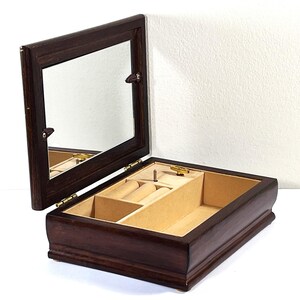 Vintage gesneden houten muzieksieradendoos, toneelstukken: 'geheugen', spiegel, fotolijst, ringensectie, 8" b. 6" l. Gerestaureerd. Gratis verzending in de VS.