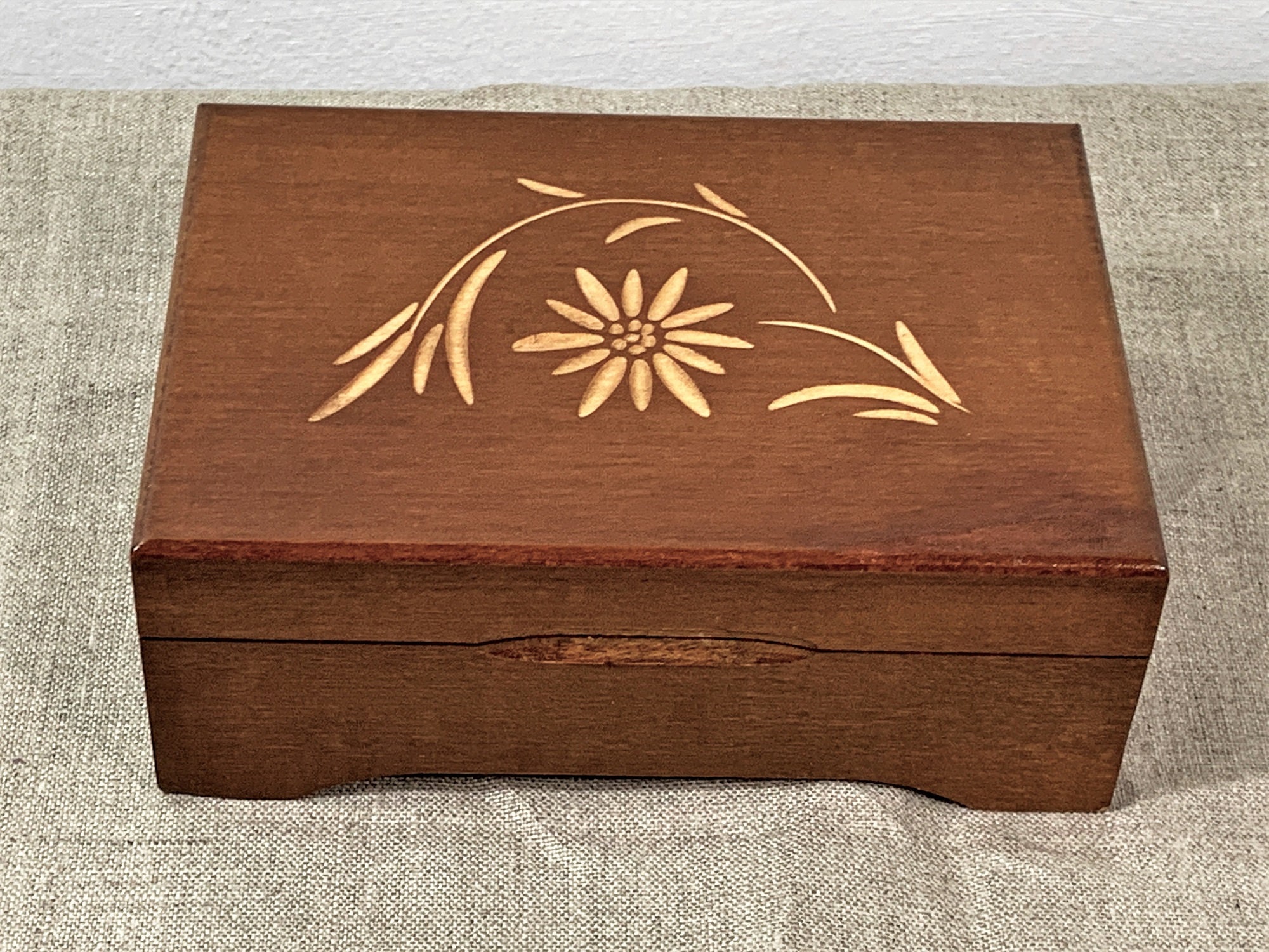 Vintage 1960's Reuge Swiss Fine Wood Music Box Edelweiss. Carved Floral