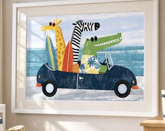Könnte beinhalten: Ein gerahmter Kunstdruck, der ein dunkelblaues Cabriolet am Strand zeigt. Im Auto sitzen eine gelbe Giraffe mit Sonnenbrille, ein schwarz-weißes Zebra und ein grünes Krokodil mit Sonnenbrille und einem Hemd mit tropischem Muster.