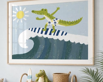 Könnte beinhalten: Ein gerahmter Kunstdruck mit einem grünen Krokodil, das auf einem blau-weiß gestreiften Surfbrett surft. Das Krokodil trägt eine weiße Hose mit gelbem Palmenmuster. Eine leuchtend gelbe Sonne scheint an einem hellblauen Himmel über einer dunkelblauen Welle.