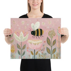 Pu&ograve; includere: Una stampa artistica stravagante con un'ape ed elementi floreali. L'ape ha strisce nere e gialle, con ali bianche. I fiori sono in tonalit&agrave; di rosa, bianco e oro, su uno sfondo rosa tenue.