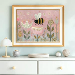 Pu&ograve; includere: Stampa artistica incorniciata con un'illustrazione di un'ape e fiori. L'opera d'arte ha uno sfondo rosa tenue con dettagli dorati ed &egrave; incorniciata in una cornice di legno dorato. Adatta per la camera da letto.
