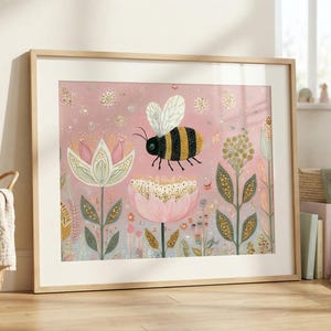 Decorazione murale con ape bizzarra – Stampa floreale pastello per cameretta dei bambini, decorazione boho per cameretta dei bambini nei toni del rosa e del verde (stampa fisica spedita per posta) immagine 1