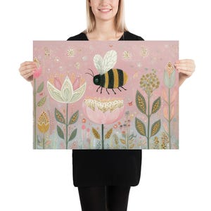 Pu&ograve; includere: Un poster rosa con un'illustrazione stravagante di un'ape e fiori. L'ape ha strisce nere e gialle. I fiori sono rosa, bianchi e dorati, con steli e foglie verdi. Lo sfondo &egrave; rosa tenue con piccoli dettagli scintillanti.