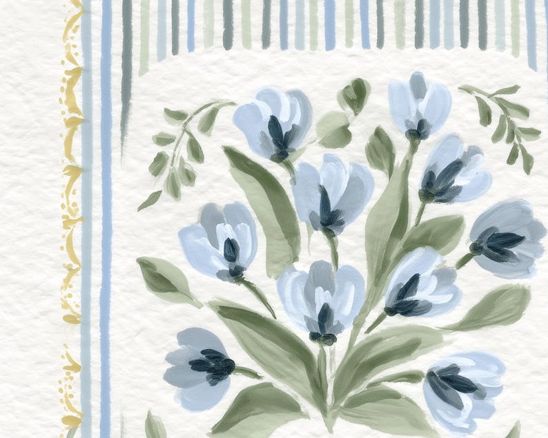 Puede incluir: Pintura a la acuarela de un ramo de flores azul claro con centros azul oscuro y hojas verdes. El arreglo floral est&aacute; sobre un fondo blanco con bordes a rayas azules y verdes y un borde decorativo dorado.