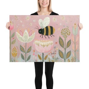 Pu&ograve; includere: Una stampa artistica floreale rosa con un'ape stravagante e vari fiori. L'ape ha strisce nere e gialle. I fiori sono rosa, bianchi e gialli, con foglie e steli verdi. Lo sfondo &egrave; rosa tenue.