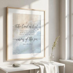 Psalm 93: 4 Strand Haus Bibel Vers Wand Kunst Dekor | DIGITALDRUCK | Küsten Meer Kunstdrucke | Aquarell Ozean Kunst | Christliche Schrift