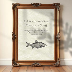 Impresión digital del versículo bíblico "Pescadores de hombres" de Mateo 4:19, decoración cristiana vintage, regalo de pescador, arte mural bíblico, decoración costera con escrituras.