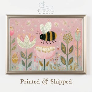 Pu&ograve; includere: Una stampa artistica incorniciata con un design a tema ape e floreale. L'opera presenta un'ape nera e gialla con ali bianche, circondata da fiori stilizzati nei toni del rosa, oro e verde. La stampa &egrave; ambientata su uno sfondo rosa tenue.