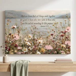 Impresión artística bíblica de Romanos 8:28 en lienzo: arte mural con paisaje floral, versículo bíblico cristiano vintage, regalo de aliento cristiano