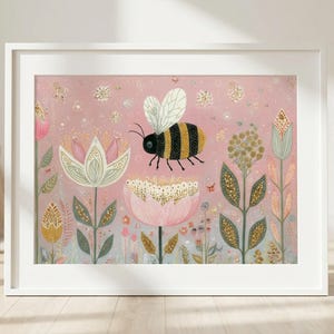 Decorazione murale con ape bizzarra – Stampa floreale pastello per cameretta dei bambini, decorazione boho per cameretta dei bambini nei toni del rosa e del verde (stampa fisica spedita per posta) immagine 4