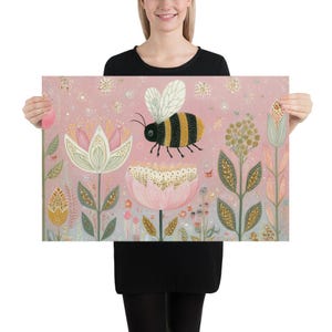 Pu&ograve; includere: Una stampa artistica rosa con un'ape a strisce nere e gialle che vola sopra fiori e fogliame stilizzati. L'opera d'arte ha uno stile stravagante con colori tenui e accenti dorati.
