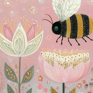 Pu&ograve; includere: Un'illustrazione stravagante con un'ape a strisce nere e gialle che vola sopra fiori stilizzati rosa e bianchi. Lo sfondo &egrave; rosa tenue con motivi floreali e a pois sparsi, creando un'estetica sognante e artistica.