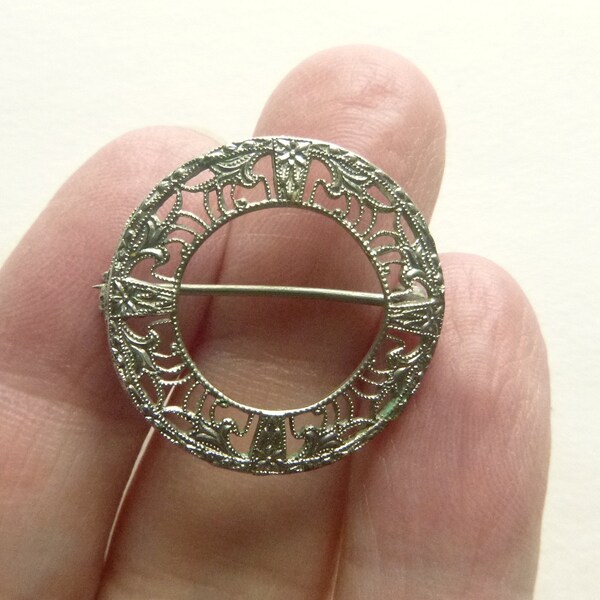 Edwardian to Art deco lacy filigree rhodium plate circle brooch