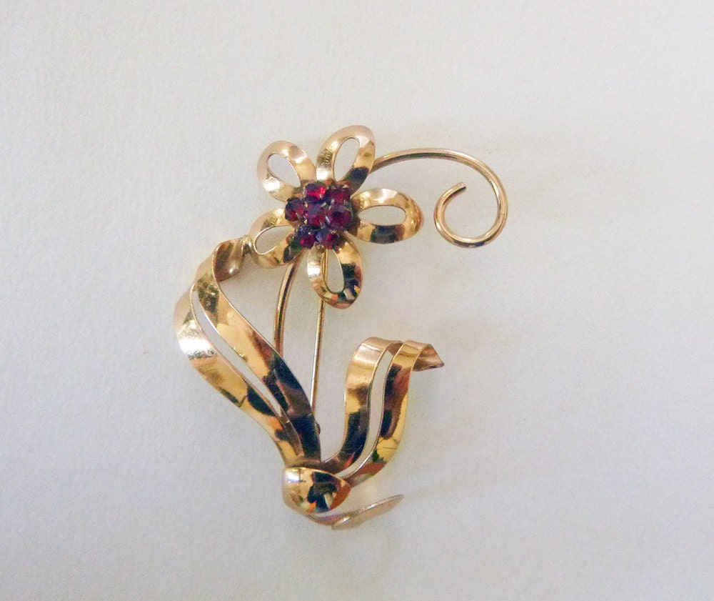 Art Deco to Retro yellow gold filled and garnet red rhinestone floral brooch