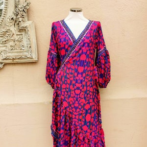Rosa und blauer Fleck, Maxi, Rüschensaum, femininer Stil, Figur schmeichelhaft, Maxxi Wickelkleid, besonderes Anlasskleid, Urlaubskleid