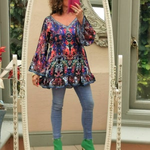 The Kaftan Heaven new Blue Lava Print, satin, lang, boho, Party Tunika Top mit Rüschensaum, breite Rüschenbündchen und Krawatten in der Taille