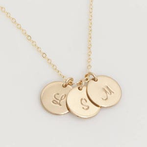 Collar con dije de disco inicial (9,5 mm), plata esterlina, relleno de oro y collar con monograma personalizado con letra estampada en oro rosa