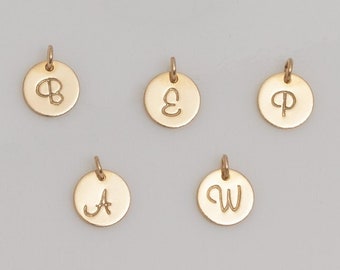 Charm de disco con inicial personalizado, chapado en oro de 14 k, plata de ley (7 mm)