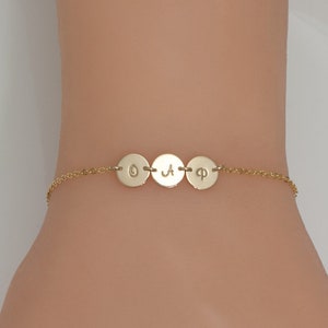 Pulseira delicada de discos iniciais conectados (7 mm) – disco personalizado estampado à mão, prata esterlina, preenchimento de ouro, presente preenchido com ouro rosa