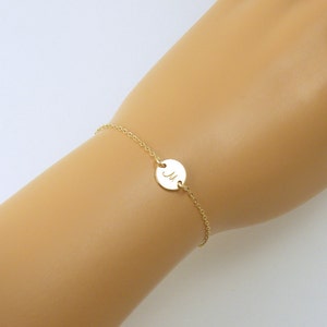 Dainty Monogram Initial Disc (9.5mm) Pulsera, Pulsera de disco de letra personalizada estampada a mano