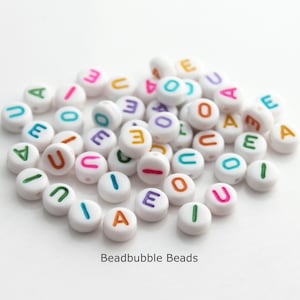 50 perline di plastica acrilica con lettere vocali dell'alfabeto, 7 mm, bianche e colori misti, perline per braccialetti con nome, A E I O U