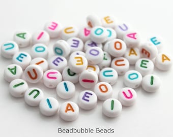 50 perline acriliche con vocali dell'alfabeto: perline con lettere miste bianche da 7 mm