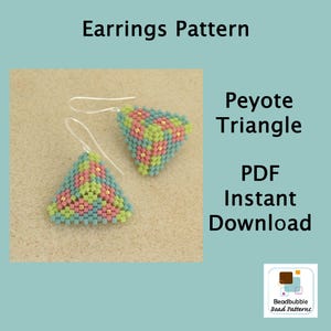 Può includere: Un paio di orecchini a perline con un motivo triangolare a punto peyote. Gli orecchini sono realizzati con perline rosa, verdi e blu. Gli orecchini sono mostrati su uno sfondo beige. Il testo "Peyote Triangle" e "Download istantaneo PDF" è mostrato nell'immagine. L'immagine include anche un logo per Beadbubble Bead Patterns.