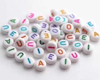 50 perline vocaliche in plastica acrilica: perline con lettere multicolori bianche da 7 mm per braccialetti con nome