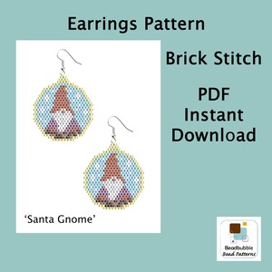 Puede incluir: Un par de pendientes de cuentas con un diseño de gnomo de Papá Noel. Los pendientes están hechos con punto de ladrillo y están disponibles como descarga instantánea en PDF. El patrón se llama 'Santa Gnome' y es de Beadbubble Bead Patterns.