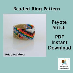 Puede incluir: Un anillo de cuentas con un patrón de arcoíris Pride, elaborado con la puntada Peyote. El anillo presenta una base beige con cuentas coloridas en un diseño de arcoíris. Incluye el texto "Beaded Ring Pattern" y "PDF Instant Download".