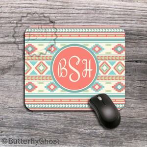 Monogrammiertes Azteken Muster Mauspad, Indie Muster Schreibtisch Mauspad, personalisiertes Computer Accessoire, Unikat Monogramm Geschenk - 088