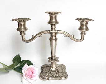 Candelabro antiguo bañado en plata, candelabro eduardiano de dos brazos de estilo rococó.