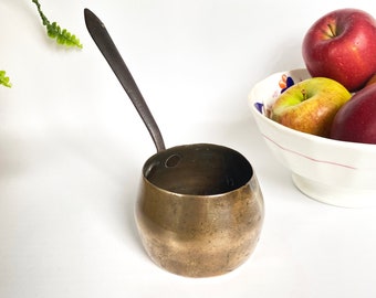 Pequeña cacerola antigua de latón para calentar brandy, con mango de hierro forjado, 9 cm de diámetro, estilo georgiano