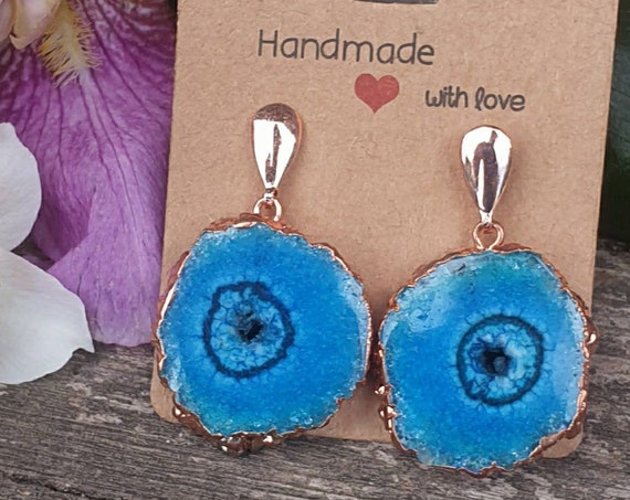 Agate earrings in a deep crystallized blue, rose gold stud earrings. Bohemian elegant jewelry, mystical blue eye, hippy chic ibiza fashion