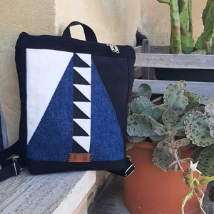 Mochila reciclada en blanco y negro