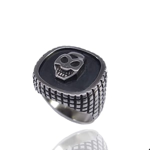 handcrafted sterling silver skull signet ring, edgy skull ring in sterling silver, unique silver skull ring, handmade silver ring