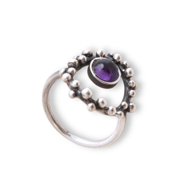 Audace anello ametista su sottile fascia d' argento, Anello artigianale in argento con ametista, Anello finitura brunita moderna in argento