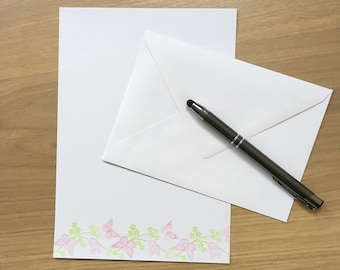 papeterie estampillée à la main, ensemble d'écriture, lettres d'écriture, branches vertes avec papillons roses