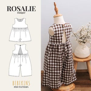 Pode incluir: Um macacão xadrez marrom e branco exibido em um manequim. O macacão tem um fecho de botão nas costas e um design de perna flare. A imagem também mostra um design de padrão com o texto "ROSALIE romper" e "BEBEKINS PDF PATTERN".