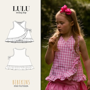 Op de afbeelding: Een jong meisje draagt een roze en witte geruite swingtop met ruches. De afbeelding toont ook een lijntekening van de top, met de tekst "LULU swing top" en "BEBEKINS PDF PATTERN".