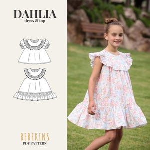 Puede incluir: Una niña con un vestido floral con mangas y dobladillo con volantes. El vestido es azul claro con flores rosas. La imagen también muestra un patrón para un vestido y top Dahlia, un patrón PDF de Bebekins.