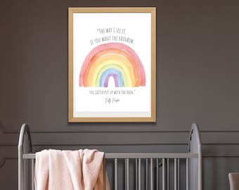 Può includere: Una stampa incorniciata con un arcobaleno ad acquerello e la citazione "Il modo in cui la vedo io, se vuoi l'arcobaleno, devi sopportare la pioggia." di Dolly Parton.